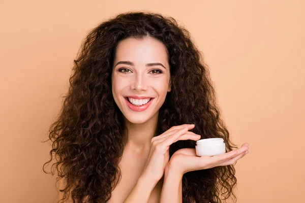 Retrato de cerca de ella ella bonita encantadora linda hermosa atractiva hermosa alegre chica de pelo ondulado sosteniendo en la palma nuevo gel de bálsamo crema eficaz loción aislada sobre fondo beige —  Fotos de Stock