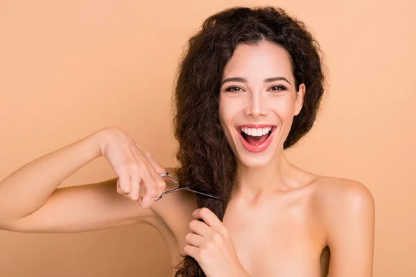 Close-up ritratto di lei lei bello attraente bello carino allegro allegro ragazza dai capelli ondulati nuovo tagliente salone forbici taglio capelli stretti cambiare vita nuovo stile isolato su sfondo beige pastello — Foto Stock