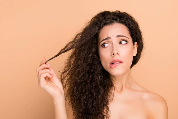 Nahaufnahme Porträt von ihr sie schön attraktiv schöne nervös deprimiert frustriert welliges Mädchen berührt zeigt Medizin Locken Katastrophe isoliert über beige Pastell Hintergrund — Stockfoto