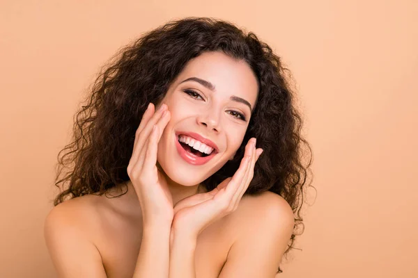 Close-up portret van haar ze mooi uitziende aantrekkelijke vrolijke positieve golvende haren meisje tonen perfecte effectieve correctie geneeskunde kliniek therapie behandeling geïsoleerd op beige achtergrond — Stockfoto