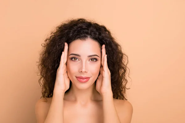 Retrato de cerca de ella ella bonita atractiva encantadora dulce hermosa bien arreglada perfecta confiada chica de pelo ondulado tocando la cara impecable limpio liso liso aislado sobre fondo beige pastel — Foto de Stock