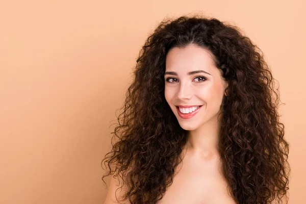 Close up foto mooi verbazingwekkend ze haar model dame gezichtshuid gezond toestand na nieuwe laser methode facelift ideaal uiterlijk mollige allure verleidelijke lippen dragen geen kleren geïsoleerde beige achtergrond — Stockfoto