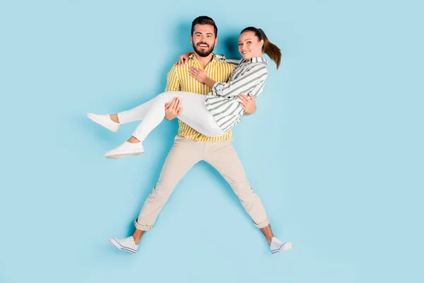 Visão superior acima de alto ângulo flat lay flatlay lie concept full length body size view of nice cheery couple guy carrying girl having fun isolated bright vivid shine vibrant blue turquesa color background — Fotografia de Stock