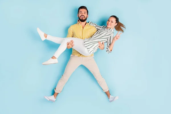 Top view above high angle flat lay flatlay lie concept full length body size view of nice couple carrying girl showing v-sign isolated on bright shine έντονο μπλε τυρκουάζ χρώμα φόντο — Φωτογραφία Αρχείου