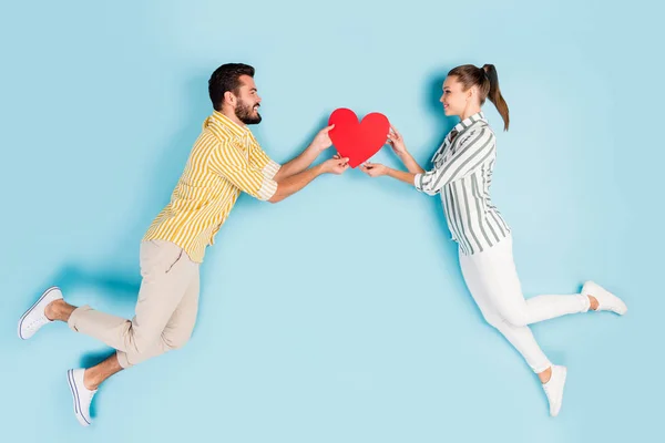 Top view above high angle flat lay flatlay lie concept full length body size view of nice couple flying holding heart isolated on bright vivid shine vibrant blue turquoise color background — 스톡 사진