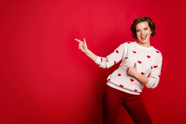 Retrato dela, ela agradável atraente linda alegre alegre menina feliz mostrando espaço de cópia dicas de solução legal anúncio de feedback isolado sobre brilhante brilho vívido cor vermelha vibrante fundo — Fotografia de Stock