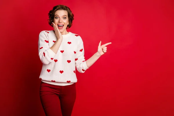 Porträtt av henne hon trevlig attraktiv härlig förvånad glad positiv glada glad glad flicka visar coola tips feedback annons isolerad över ljusa levande glans pulserande röd färg bakgrund — Stockfoto