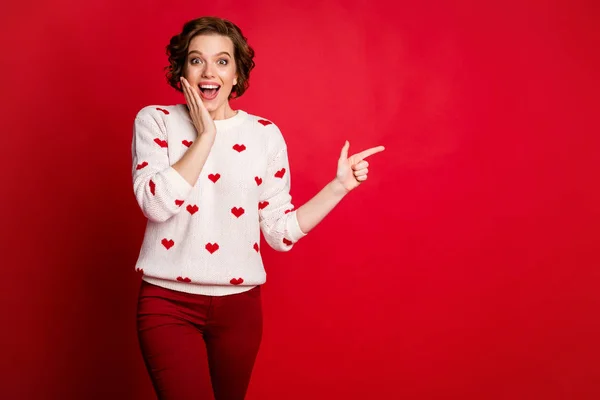 Retrato dela ela agradável atraente encantador espantado alegre positivo alegre menina alegre mostrando dicas legais anúncio de feedback isolado sobre brilhante brilho vívido vibrante cor vermelha fundo — Fotografia de Stock