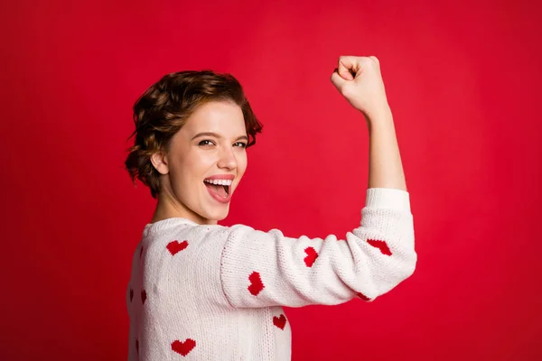 Retrato de positivo alegre encantado namorada ganhar jogo de loteria levantar punhos gritar sim usar roupas elegantes isolado sobre fundo de cor brilhante — Fotografia de Stock