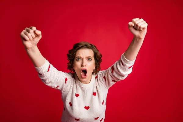 ¡Vamos, vamos! activo lindo loco divertido alegre fútbol fan chica reloj Copa Mundial juego apoyo ganar levantar puños grito usar buen aspecto jersey aislado sobre brillante color fondo —  Fotos de Stock