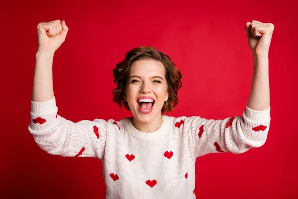 Retrato de alegre candid engraçado menina ganhar campeonato de loteria levantar punhos gritar sim usar bom pulôver olhar isolado sobre cor brilho — Fotografia de Stock