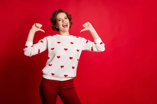 Olha eu melhor. Retrato de louco alegre positivo menina apontar-se indicador mostrar seu elegante design moderno coração jumper desgaste calças isoladas sobre fundo de cor brilhante — Fotografia de Stock