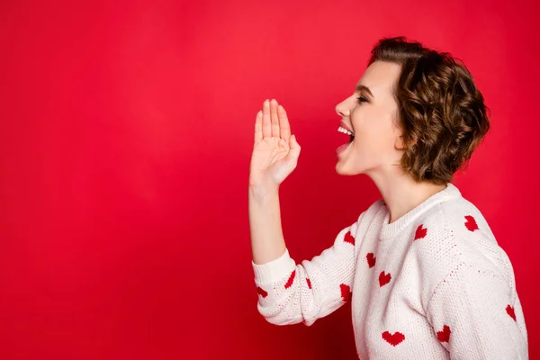 Perfil da foto lateral de positivo alegre louco menina segurar mão lábios compartilhar promoções privadas gritar desgaste branco elegante pulôver isolado sobre fundo de cor brilhante — Fotografia de Stock