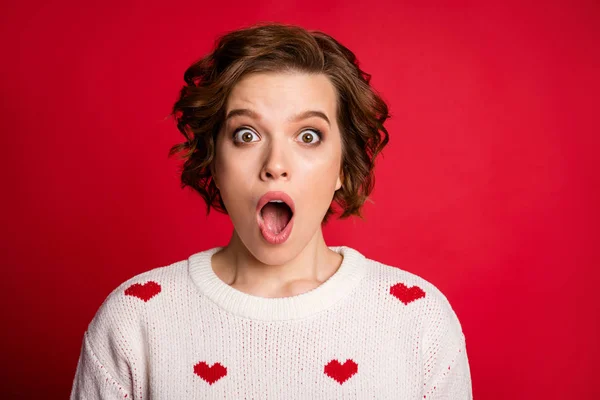 Close up fotografie užaslé bláznivé dívky vypadají neuvěřitelně novinka dojem křik otevřená ústa nosit dobrý jumper izolované přes živé barevné pozadí — Stock fotografie