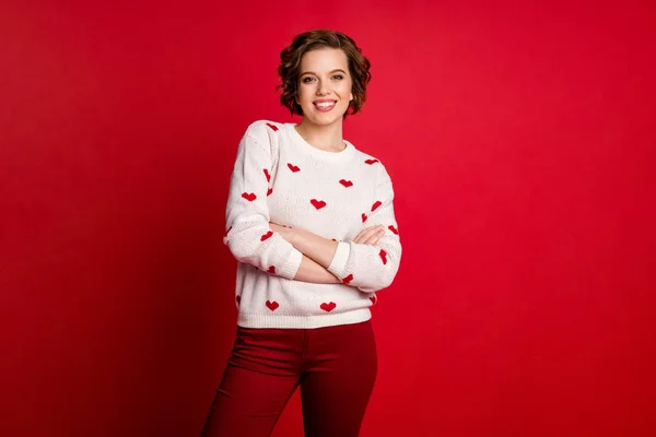 Portret van openhartig schattig meisje minnaar cross hands genieten 14-februari datum dragen stijlvolle trendy jumper geïsoleerd over heldere kleur achtergrond — Stockfoto