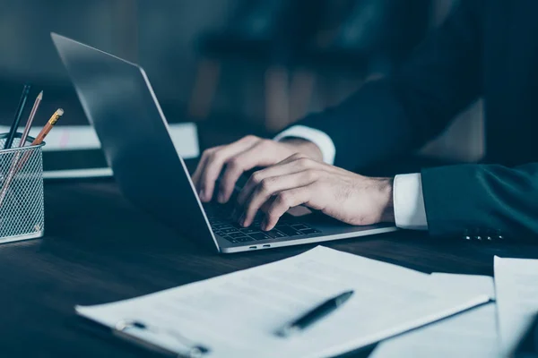 Foto de perfil recortado de negócios bem sucedido cara freelancer mãos braços digitando texto informações notebook tabela desgaste blazer preto camisa terno fantasia escritório dentro de casa — Fotografia de Stock