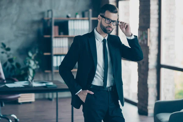 Fénykép a sikeres szexi jóképű üzletember magabiztos személy tanár cég tréner visel szemüveget fekete blézer ing nyakkendő nadrág öv ruha jelmez álló iroda beltérben — Stock Fotó