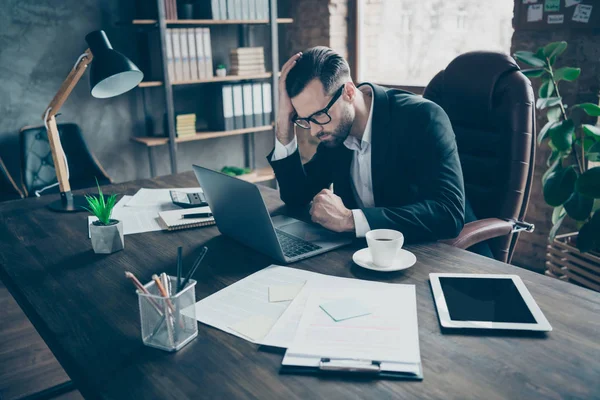 Perfil foto de cara de negócios com raiva segurar punho perto da mesa do notebook leitura terrível relatório errado trabalhadores estúpidos usar especificações blazer preto camisa terno sentado cadeira escritório dentro de casa — Fotografia de Stock