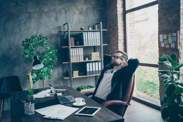 Foto de bonito bom empregador relaxado tendo descanso no escritório sonhando com maior salário — Fotografia de Stock
