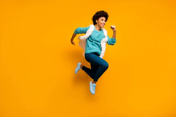 Full length foto di pazzo bella afro americana ragazza salto correre sconti indossare bianco teal maglione blu pantaloni alla moda alla moda pantaloni scarpe da ginnastica isolato su giallo lucentezza colore sfondo — Foto Stock