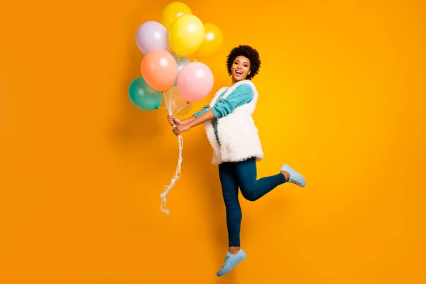 Full body photo θετικά συναισθήματα afro american girl hipster άλμα κρατήσει baloons επέτειο φορούν λευκό κομψό μοντέρνο teal πουλόβερ μπλε παντελόνι παπούτσια παντελόνι απομονωμένο φωτεινό χρώμα φόντο — Φωτογραφία Αρχείου