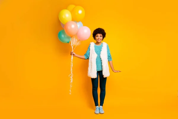 Πλήρης φωτογραφία του σώματος κατάπληκτος χαρούμενα afro american κορίτσι κατέχουν αερόστατα αυτή πάρει επέτειο κομψό μοντέρνα φορούν λευκό teal πουλόβερ μπλε παντελόνι απομονωμένο φωτεινό φόντο χρώμα — Φωτογραφία Αρχείου