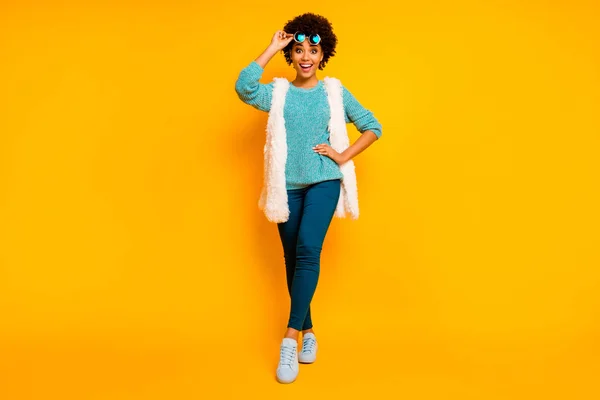 Teljes méretű fotó funky őrült afro amerikai lány touch napszemüveg hallani ősz fekete péntek értékesítés lenyűgözött sikoly viselet fehér divatos mellény kék nadrág cipő elszigetelt ragyog szín backround — Stock Fotó