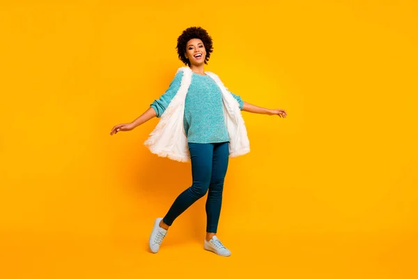 Helkroppsfoto av glada funky afro amerikansk flicka koppla av vila kul på hösten semester njuta glädje känslor bära glans turkos tröja outfit isolerad över gul färg bakgrund — Stockfoto