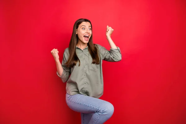 Foto van aantrekkelijke grappige dame schreeuwen luide verhogen vuisten vieren verjaardag blij dat alle mensen kwamen dragen casual grijs groen shirt jeans geïsoleerde rode kleur achtergrond — Stockfoto