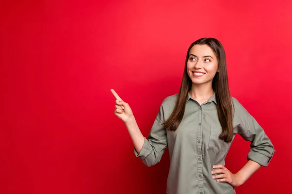 Retrato de ella ella agradable atractiva bastante alegre alegre chica de pelo recto mostrando anuncio de solución de espacio de copia anuncio aislado sobre brillante brillo vivo vibrante color rojo fondo —  Fotos de Stock