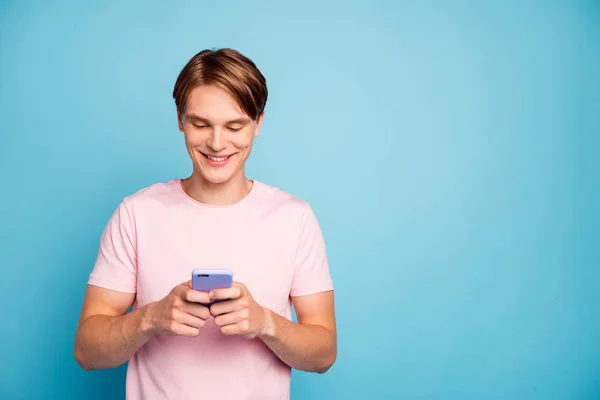 Retrato de cara alegre usando seu smartphone conversando em mídias sociais olhar em tela ler feedback desgaste estilo casual roupa isolada sobre fundo de cor azul — Fotografia de Stock