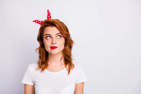 Retrato de mente menina pensativa olhar copyspace pensar decisões escolha pensamentos desgaste retro estilo roupas isoladas sobre fundo de cor branca — Fotografia de Stock