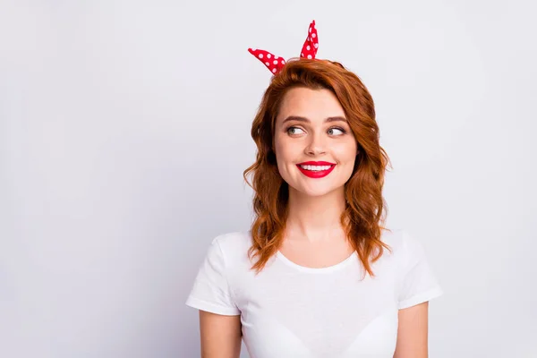 Retrato de mujer encantadora mirada copyspace escuchar a su amigo disfrutar de vacaciones de fin de semana de verano desgaste ropa de estilo casual aislado sobre fondo de color blanco —  Fotos de Stock