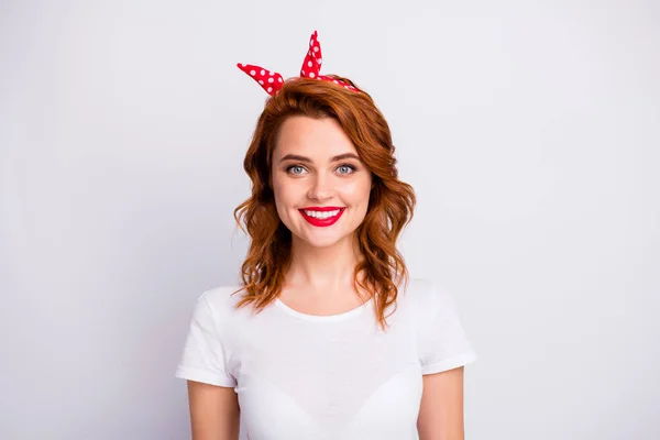 Retrato de mujer de contenido encantador se ven bien disfrutar de ropa de fin de semana estilo casual traje aislado sobre fondo de color blanco —  Fotos de Stock