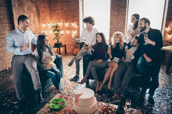 Φωτογραφία από γιορτάζει τους φίλους της ομάδας τακτοποίηση έκπληξη μωρό κόμμα μελλοντικοί γονείς κάθονται καναπέ μεγάλο κέικ ποτό αφρώδες κρασί λένε οι προπόσεις φορούν φορμαρισμένο εστιατόριο σε εσωτερικούς χώρους — Φωτογραφία Αρχείου
