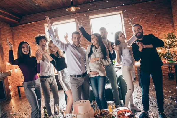 Photo of eight best friends throw confetti niespodzianka baby party spotkać przyszłych młodych rodziców mama tata podnieść ręce duży tort szampan przekąski stół formalwear wewnątrz — Zdjęcie stockowe