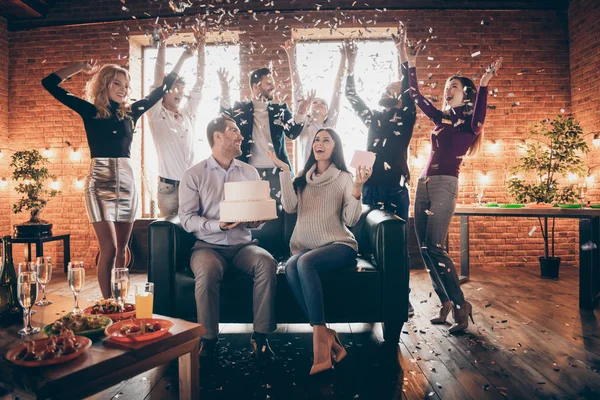 Bedankt, jongens. Foto van groep beste vrienden regelen verrassing baby party toekomstige ouders brengen grote stuk taart ovatie confetti vallen dragen formalwear restaurant binnen — Stockfoto