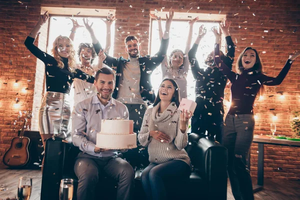 Foto de grupo funky melhores amigos organizando festa surpresa bebê futuros pais trazem grande pedaço de bolo ovação confete queda desgaste formalwear restaurante lugar dentro de casa — Fotografia de Stock