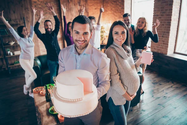 Vamos beber para o bebé. Foto de grupo louco amigos funky visitar casal esperando bebê nascido surpresa bebê festa futuro mamãe segurando grande pedaço de bolo desgaste formalwear dentro de casa — Fotografia de Stock