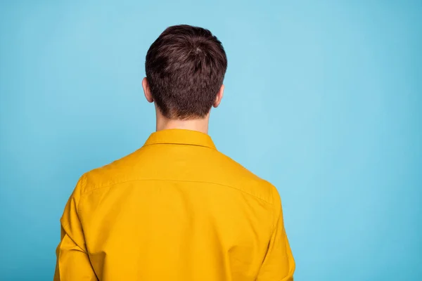 Traseiro atrás vista foto de morena cara de pé virou-se para trás não mostrando rosto ignorando falar com namorada usar camisa amarela isolado azul cor de fundo — Fotografia de Stock