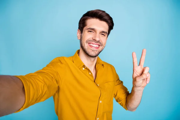 Self-portrait of his he nice attractive cheerful cheery positive content brown-haired guy showing v-sign isolated on bright vivid shine vibrant blue green turquoise color background — 스톡 사진