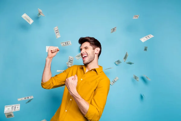 Foto de empresario atractivo alegre guapo gritando con sentimientos alegres de victoria aislado sobre fondo de color azul pastel — Foto de Stock