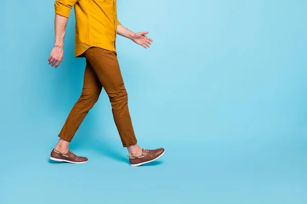 Ritagliato foto di uomo andando verso lo spazio vuoto in scarpe marroni pantaloni alla moda tendenza elegante isolato su sfondo blu pastello colore — Foto Stock