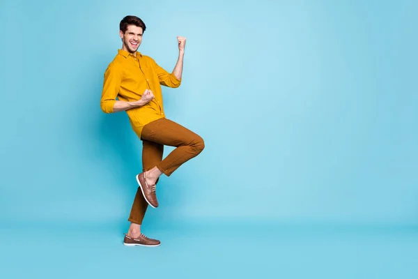 Full length body size foto van vrolijke opgewonden gekke vrolijke man in schoenen sneakers schreeuwen aangemoedigd in de buurt van lege ruimte geïsoleerd over pastel kleur achtergrond — Stockfoto