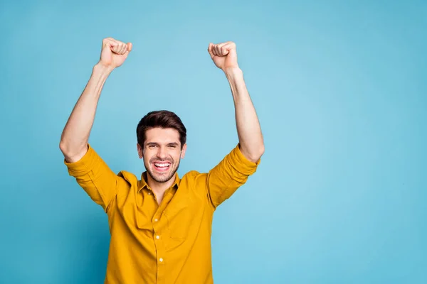 Foto de regocijo chico guapo alegre haber ganado competiciones sonriendo gritando con dentadura rugiendo aislado sobre fondo de color pastel —  Fotos de Stock