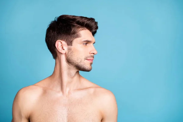 Φωτογραφία από γυμνό σοβαρή αυτοπεποίθηση άνθρωπος φροντίδα για το μοντέλο του δέρματος κομψό μοντέρνα απομονωμένη πάνω από παστέλ ζωντανό χρώμα φόντο — Φωτογραφία Αρχείου