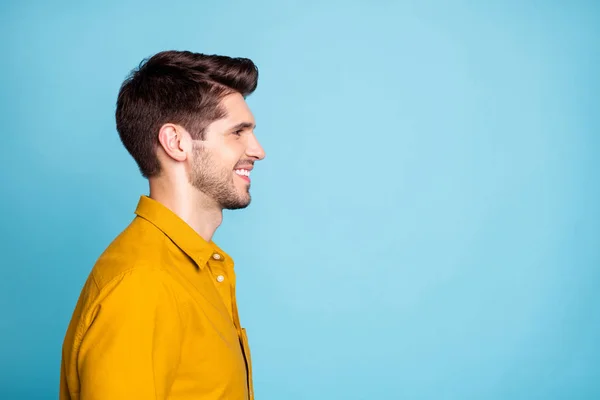 Φωτογραφία του επιχειρηματία κοιτάζοντας στο κενό χώρο χαμογελώντας χαρούμενα απομονωμένη πάνω από μπλε παστέλ χρώμα φόντο — Φωτογραφία Αρχείου