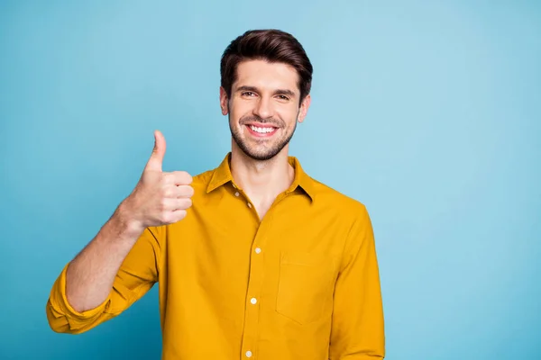 Photo of cheerful handsome funny funky guy smiling toothily showing you thumb up demonstrating quality of product isolated over pastel color background — Stock Photo, Image