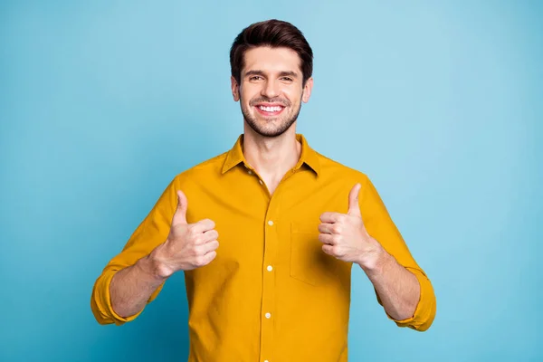 Fotografie veselý hezký legrační funky chlap se zubatě ukazující vám palec nahoru dvojité demonstrující kvalitu produktu izolované přes pastelové barvy pozadí — Stock fotografie