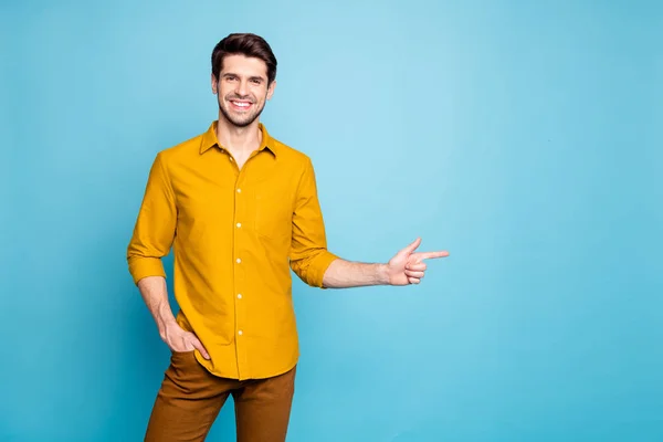 Copyspace-Foto von fröhlich attraktiven schönen Arbeitgeber Seminar für neu akzeptierte Arbeitnehmer zeigt auf leeren Raum mit Hand in Tasche zuversichtlich isoliert über blauem Pastellfarbenhintergrund — Stockfoto